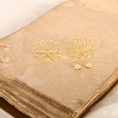 Neeraja Gold Stud Earring